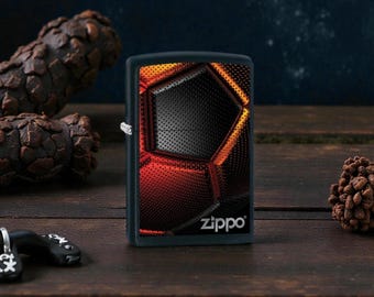 Encendedor Zippo negro personalizado con diseño de balón de fútbol. Regalo de fútbol personalizado. Regalo deportivo Zippo personalizado para él. Grabado por GIFTETCH.