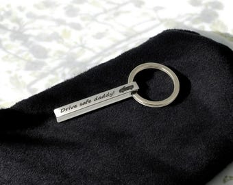 Personalizowany brelok z logo Drive Safe Bar, prezent dla nowego kierowcy, dla mamy lub taty, marki Giftetch.