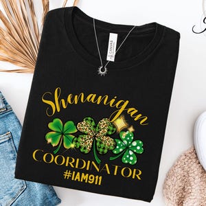 Camiseta de despachador del 911, camiseta de línea fina dorada, regalo de despachador del 911, camiseta de primeros auxilios de San Patricio, camiseta de la bandera del despachador del coordinador del caos