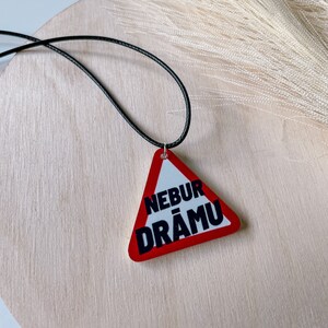Collar letón divertido - NEBUR DRĀMU, collar acrílico con frase divertida