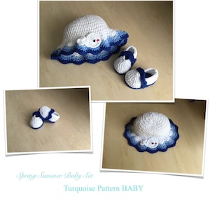 Op de afbeelding: Een witte gehaakte babyhoed met een blauwe en witte gegolfde rand en een kleine witte gehaakte konijnenapplicatie. De hoed wordt geleverd met een paar witte gehaakte babyschoentjes met blauwe bandjes. De tekst "Spring Summer Baby Set" en "Turquoise Pattern BABY" is zichtbaar onder de afbeelding.