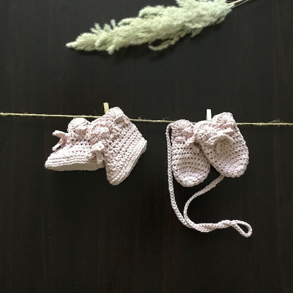 MOTIF au crochet Ensemble mitaines et chaussons pour bébé Daphne, modèle N 493. Trois tailles de mitaines pour bébé, les chaussons pour bébés de 0 à 6 mois et de 6 à 12 mois