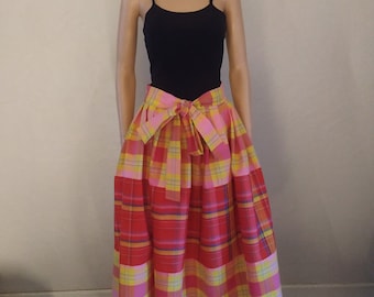 Jupe maxi plissée à la ceinture en madras mixés avec ou sans poche