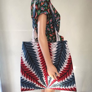 Große Strandtasche mit Wachs-Polyester-Futter und Innentasche