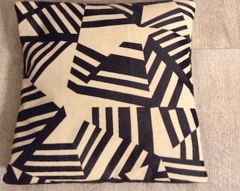 40cm side graphic black and beige Cushion cover