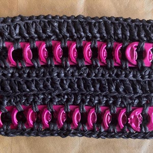 PORTE CARTES en capsules de canettes et raphia noir