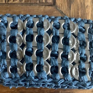 PORTE CARTES en capsules de canettes et raphia bleu