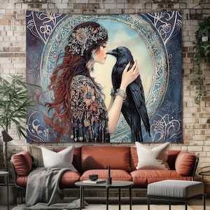 Puede incluir: Una mujer con el pelo largo y rojo y una corona de flores mira a un cuervo negro. El cuervo está posado en su brazo y la mira a ella. El fondo es un tapiz azul y dorado con un diseño circular.