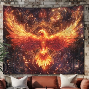 Könnte beinhalten: Ein großer Wandteppich mit einem feurigen Phönix mit ausgebreiteten Flügeln, in Rot-, Orange- und Goldtönen. Das Kunstwerk ist vor einem dunklen Hintergrund mit geometrischen Mustern und himmlischen Elementen platziert, was eine dramatische und mystische Atmosphäre schafft.