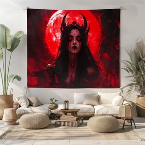 Peut inclure: Une grande tapisserie rouge et noire repr&eacute;sentant une figure d&eacute;moniaque avec des cornes, une couronne et des yeux rouges. L'&oelig;uvre repr&eacute;sente une femme aux longs cheveux noirs sur fond de lune rouge et de for&ecirc;t sombre.