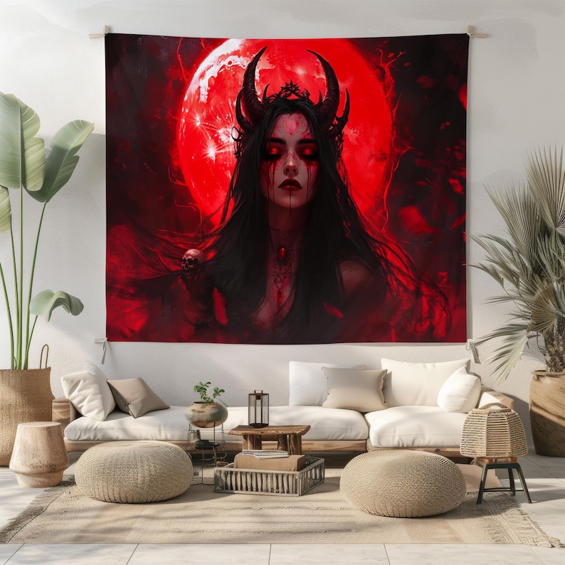 Peut inclure: Une grande tapisserie rouge et noire repr&eacute;sentant une figure d&eacute;moniaque avec des cornes, une couronne et des yeux rouges. L'&oelig;uvre repr&eacute;sente une femme aux longs cheveux noirs sur fond de lune rouge et de for&ecirc;t sombre.