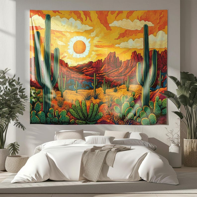Puede incluir: Un tapiz que presenta un paisaje des&eacute;rtico con un gran sol en el cielo. La escena incluye cactus altos, plantas m&aacute;s peque&ntilde;as y una cordillera en el fondo. Los colores son vibrantes y c&aacute;lidos, con tonos de amarillo, naranja, rojo y verde.