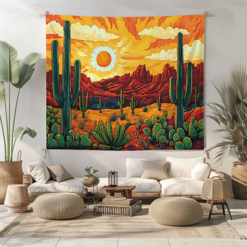 Puede incluir: Un tapiz que representa un paisaje des&eacute;rtico con una puesta de sol naranja y amarilla brillante. El tapiz representa cactus altos, cactus m&aacute;s peque&ntilde;os y otras plantas del desierto. El sol es un c&iacute;rculo amarillo brillante en el cielo.