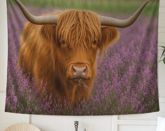 Tapisserie murale vache des Highlands avec fond de champ de lavande, art animalier de ferme rustique pour maison de campagne ou décoration murale bohème