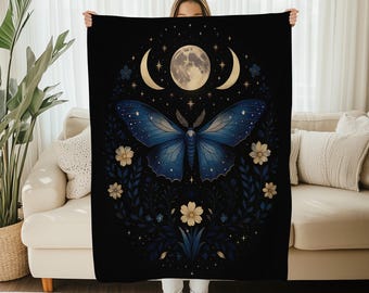 Couverture en laine polaire Luna Moth Moon - Décoration céleste sorcière - Art papillon gothique bleu - Cadeau spirituel douillet - Jeté Phase de lune