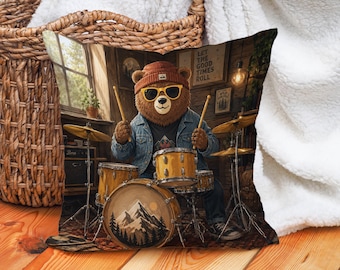 Lustiger Schlagzeuger Bär Dekokissenbezug, coole Waldmusikerkunst, rustikales Cabin Decor, Drum Set Tierkissenbezug, Musikliebhaber Geschenk