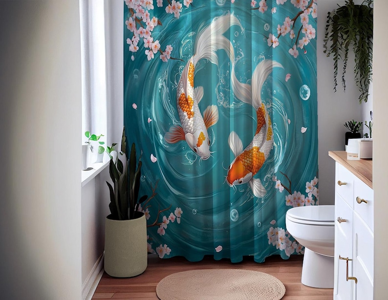 Puede incluir: Una cortina de ducha azul verdosa con un dise&ntilde;o de dos peces koi naranja y blanco nadando en un c&iacute;rculo de agua con flores de cerezo rosas.