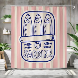 Op de afbeelding: Douchegordijn met een herhalend patroon van roze en witte verticale strepen. Het hoofdontwerp is een blauwe omtrek van een sardineblik met drie vissen erin en het woord "SARDINE" in een vetgedrukte letter.