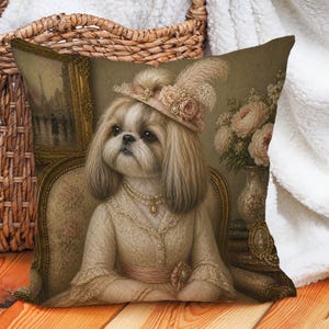 Op de afbeelding: Decoratief sierkussen met een sepia-kleurige illustratie van een Shih Tzu met hoed en parels, zittend in een vintage stoel. Het ontwerp bevat bloemen en antieke elementen, wat een klassieke, elegante esthetiek creëert.