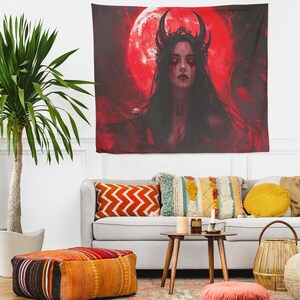 Peut inclure: Une tapisserie de grande taille repr&eacute;sentant une femme avec de longs cheveux noirs, portant une couronne &agrave; cornes et du maquillage rouge, sur fond de lune rouge. L'&oelig;uvre a un th&egrave;me gothique sombre, id&eacute;ale pour la d&eacute;coration murale.