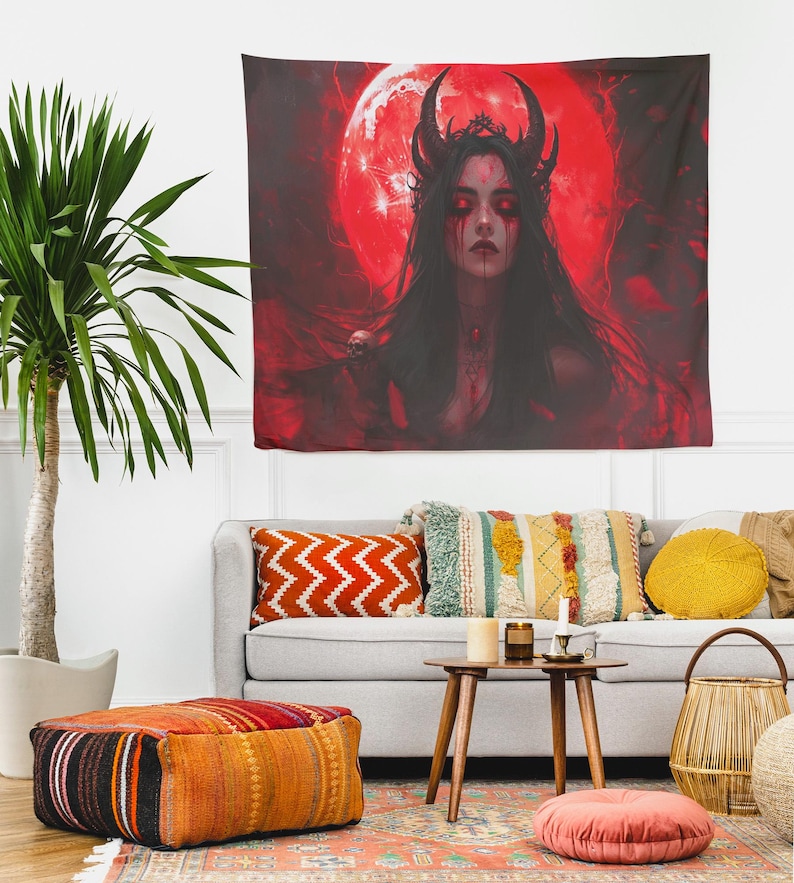 Peut inclure: Une tapisserie de grande taille repr&eacute;sentant une femme avec de longs cheveux noirs, portant une couronne &agrave; cornes et du maquillage rouge, sur fond de lune rouge. L'&oelig;uvre a un th&egrave;me gothique sombre, id&eacute;ale pour la d&eacute;coration murale.