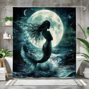 Könnte beinhalten: Ein dunkelblauer Duschvorhang mit einer Silhouette einer Meerjungfrau mit langen, fließenden Haaren, die vor einem Vollmond schwimmt. Der Mond ist hellblau und das Wasser ist dunkelblau.