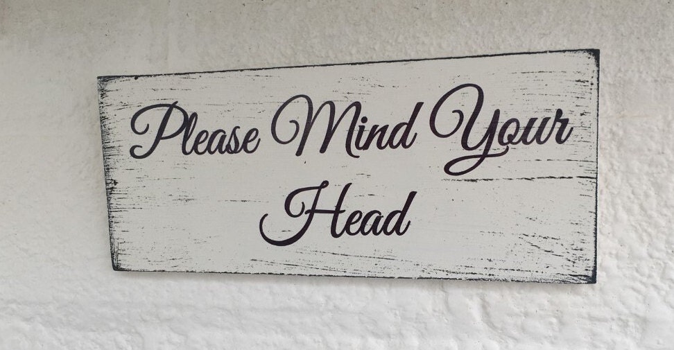 Verontruste shabby chic let op je hoofd waarschuwing houten bord hangende plaquette