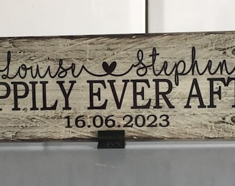 Letrero metálico independiente personalizado con un "Felices para siempre", estilo shabby chic y desgastado