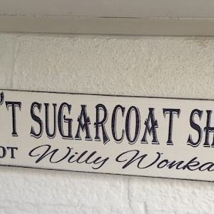 Targa in legno autoportante con scritta "Willy Wonka Sugarcoat" in stile shabby chic invecchiato e divertente.