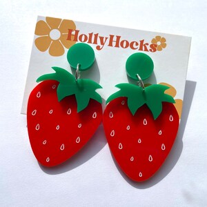 Ohrringe aus Acryl mit roten Erdbeeren – ein sommerliches Statement-Piece!