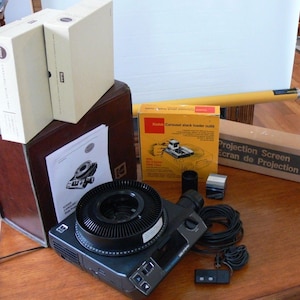 Vintage Bundle Kodak Carousel 5400 Slide Projector W/Remote,Tray,Extra Bulb,Leather Case