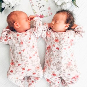 Lot de 36 cartes jalons pour bébés au design personnalisé et personnalisable - Roses roses Créez des événements pour jolies filles âgés de quelques semaines à quelques mois dans une boîte cadeau