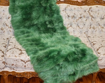 Flauschige grüne Fuchsfelldecke: Luxuriöser Fellteppich mit Samtfutter