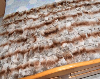 Luxuriöse Rexkaninchenfelldecke: Kuschelige beigebraune Decke
