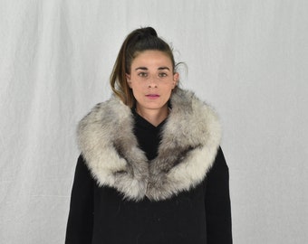 Splendido collo di pelliccia di volpe color argento satinato. Collo di pelliccia alla moda. Collo di pelliccia, sciarpa di pelliccia, collo di pelliccia staccabile, collo di cappotto.