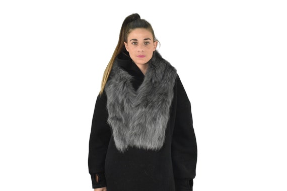 Bellissimo collo di pelliccia di volpe grigia, sciarpa di