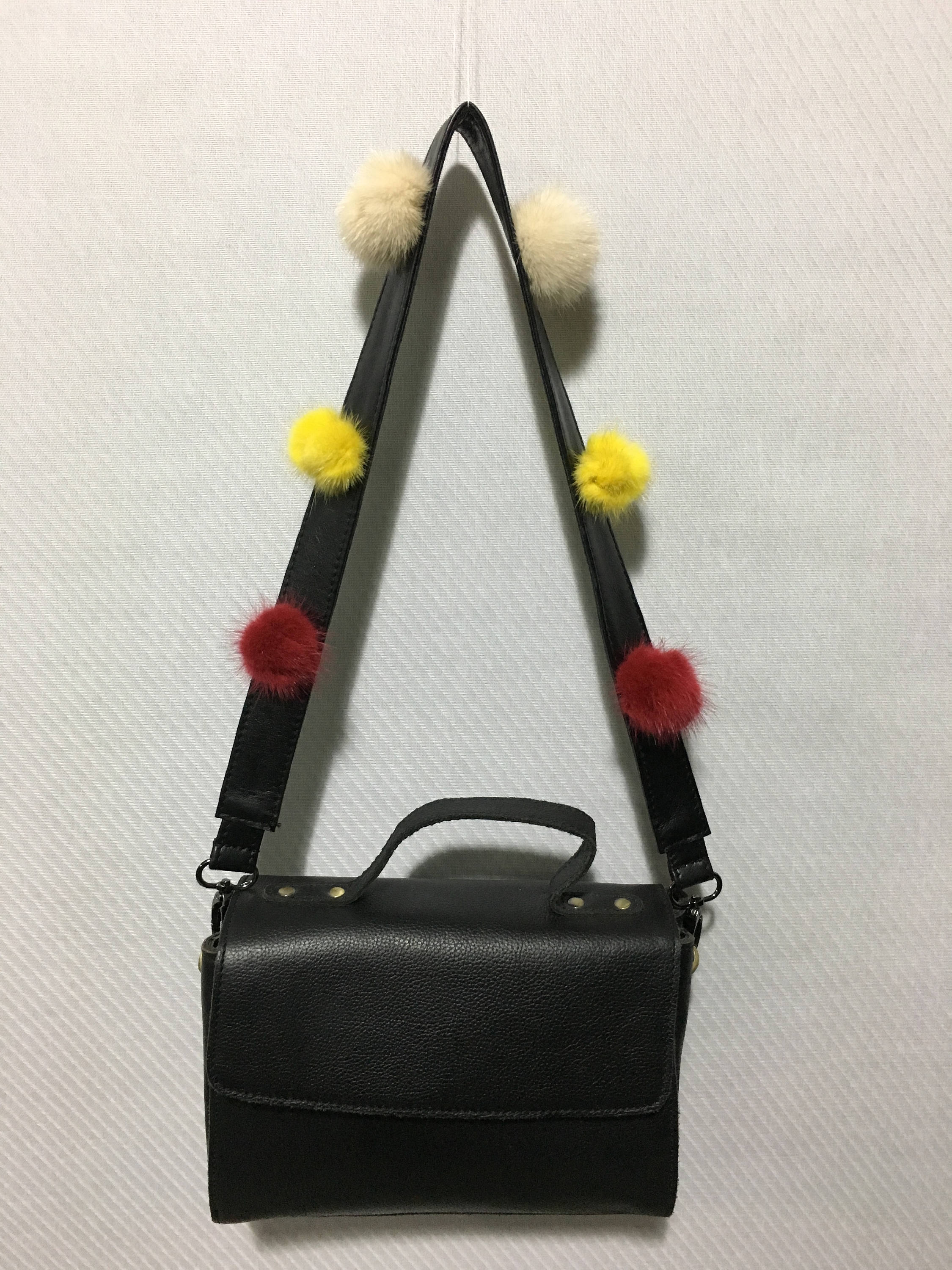 バッグストラップ!! ミンクファーポンポン付きブラックレザーのバッグ 