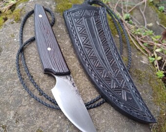 Bisturí de acero forjado 5160 con mango de wengué y funda grabada.