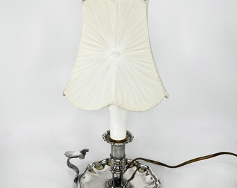 Vintage versilberte Kerzenständer-Tischlampe mit Stoffschirm