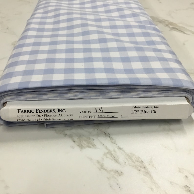 K&ouml;nnte beinhalten: Eine Rolle mit 14 Yards 1/2 Zoll blauem Gingham-Stoff. Der Stoff ist 100% Baumwolle und wird von Fabric Finders, Inc. hergestellt.