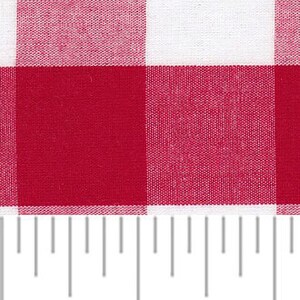 Pu&ograve; includere: Primo piano di tessuto a quadri rossi e bianchi. Il tessuto presenta un classico motivo a quadretti con grandi quadrati. Un righello &egrave; in basso, che mostra le misure in centimetri. Il tessuto viene probabilmente utilizzato per tovaglie o altri articoli per la casa.