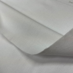 Op de afbeelding: Witte stof met een gladde, zijdeachtige textuur. De stof is doormidden gevouwen, waardoor de binnen- en buitenkant van het materiaal zichtbaar is.