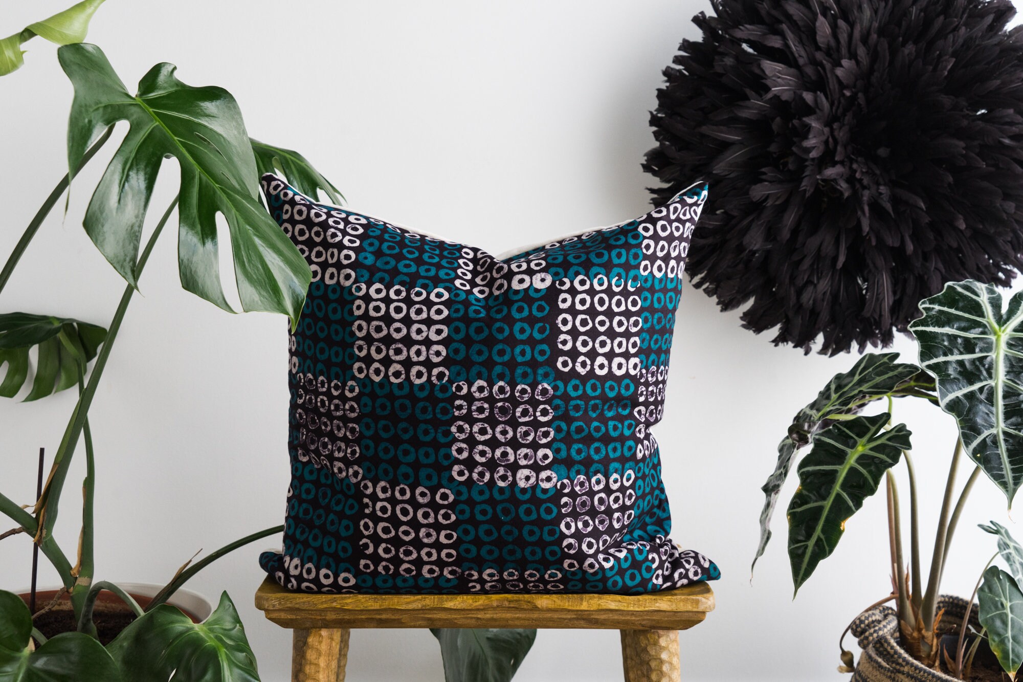 Coussin en Tissu Batik Tons Turquoise et Blanc. Coussin Imprimé à La Main. Africain.