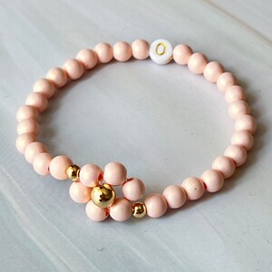 Pulsera de niña de flores, pulsera inicial, regalo de dama de honor, pulsera de letras, pulsera con cuentas, rosa claro, joyería con cuentas, favores de fiesta, regalo