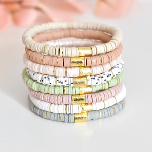 Heishi Armband mit goldenem Zylinder, gebürstete goldene Heishi Scheiben, buntes Heishi Armband, Stapelarmband, goldenes Schlaucharmband, Clay Perlen