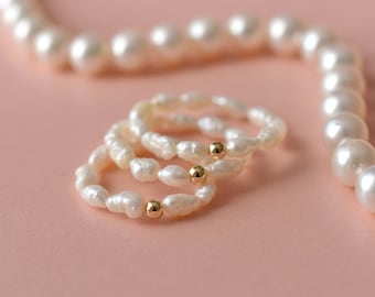 Véritable bague en perle d'eau douce, bague en perles, petites perles, bague en perles à empiler, élastique, minimaliste, bague bohème, cadeau parfait pour elle