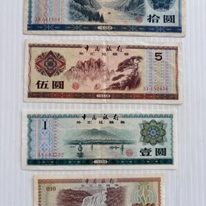 Könnte beinhalten: Vier chinesische Banknoten im Vintage-Stil. Die Scheine zeigen Landschaftsillustrationen und chinesische Schriftzeichen. Stückelungen sind 10, 5, 1 und 0,10. Die Noten haben Seriennummern und Text auf Chinesisch.