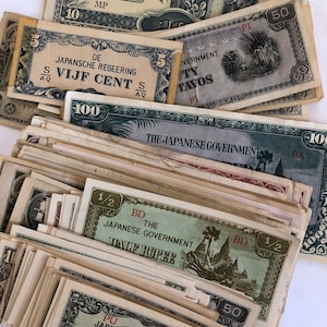 Peut inclure: Une collection de billets de banque japonais vintage de différentes coupures, notamment 5, 10, 50 et 100. Les billets sont dans différents états d'usure, certains montrant des signes d'âge et d'utilisation. Les billets présentent différents motifs, notamment un arbre, un bâtiment et une personne.