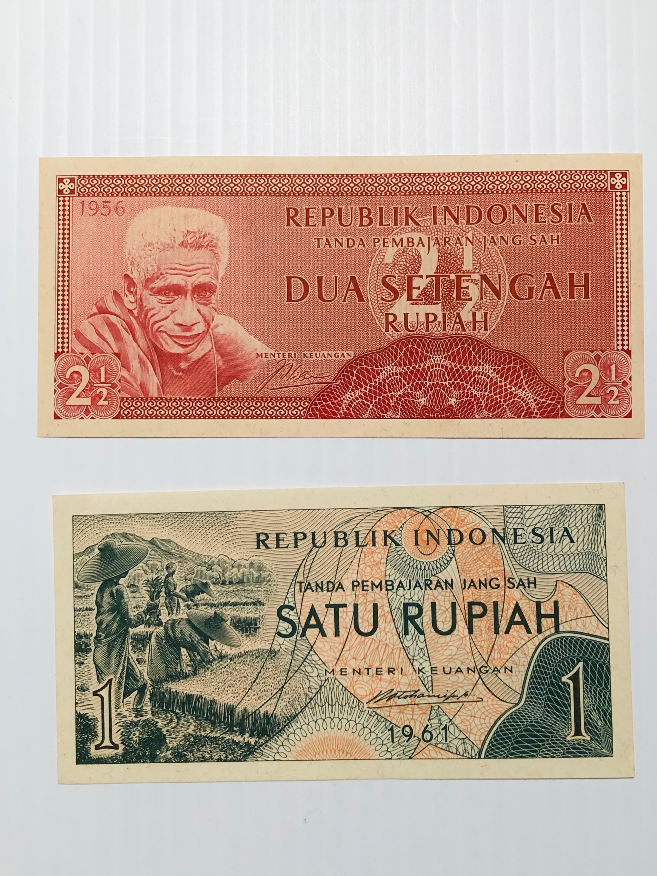 インドネシア 2 1/2 ルピア 1957 年および 1 ルピア 1961 年 紙幣 2 枚