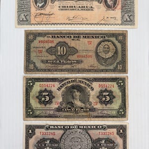 Pode incluir: Quatro notas mexicanas antigas. A nota superior é de El Estado de Chihuahua, com o texto "Diez Pesos". As outras notas são do Banco de México, com denominações de 10 e 5 pesos. As notas apresentam retratos e imagens históricas.